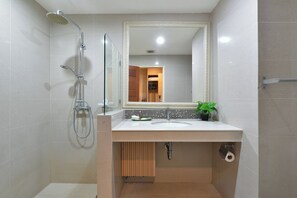 Habitación Deluxe | Baño | Regadera, amenidades de baño gratuitas, secadora de cabello, toallas 
