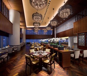 4 restaurants; breakfast, lunch, and dinner served - Lotte Hotel Hanoi (Hanoi)