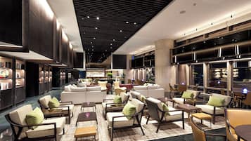 4 restaurantes; se sirven desayunos, almuerzos, cenas y cocina china