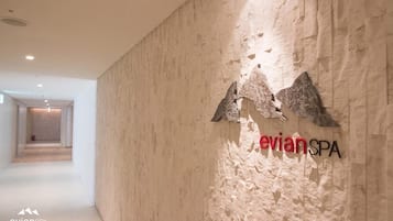 A hallway with a textured wall and a sign that reads "evianSPA".