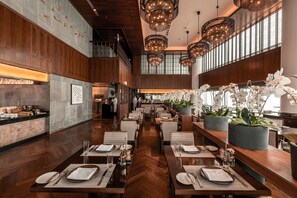 4 restaurants; breakfast, lunch, and dinner served - Lotte Hotel Hanoi (Hanoi)