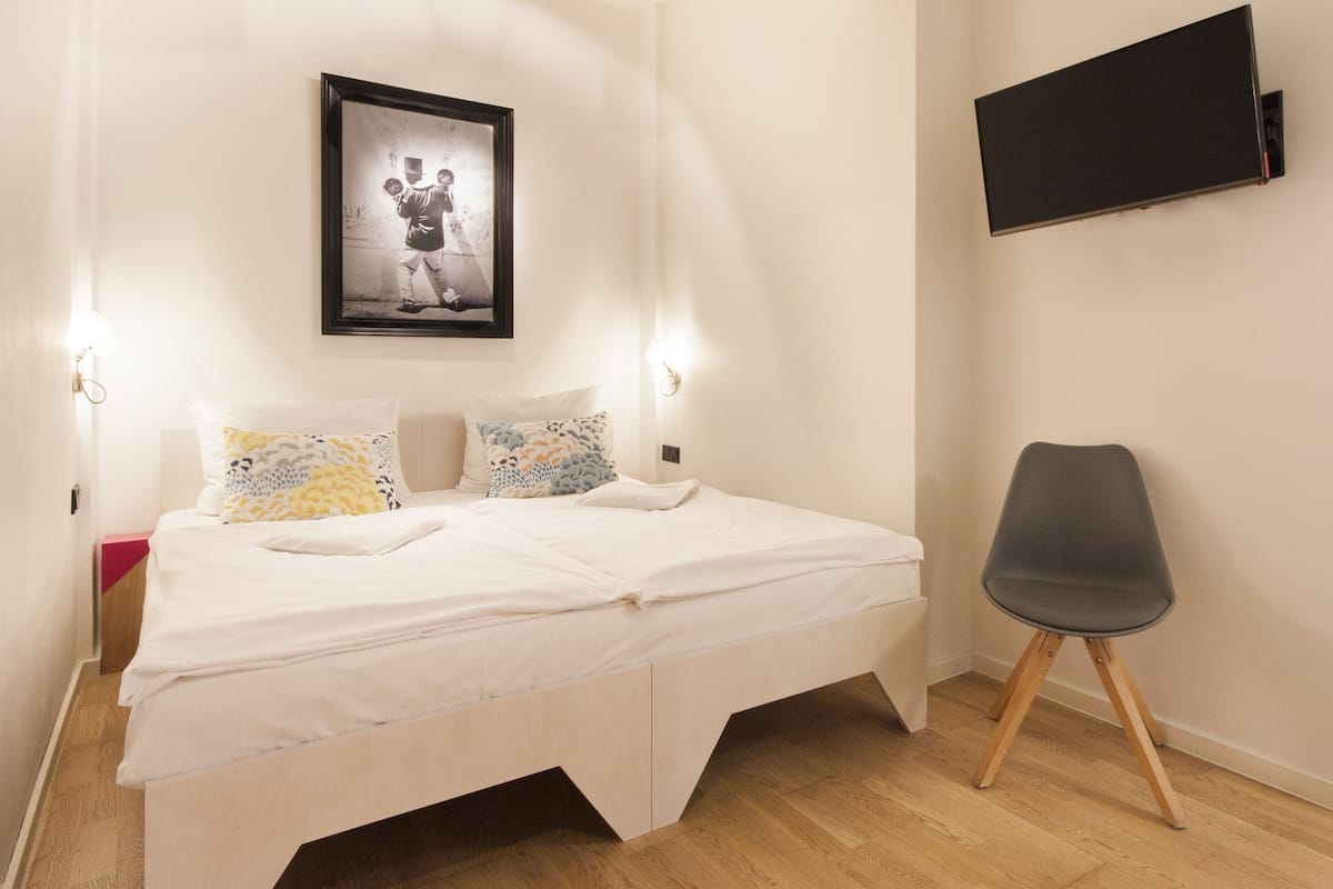 Hypo-allergenic bedding, in-room safe, desk, blackout drapes