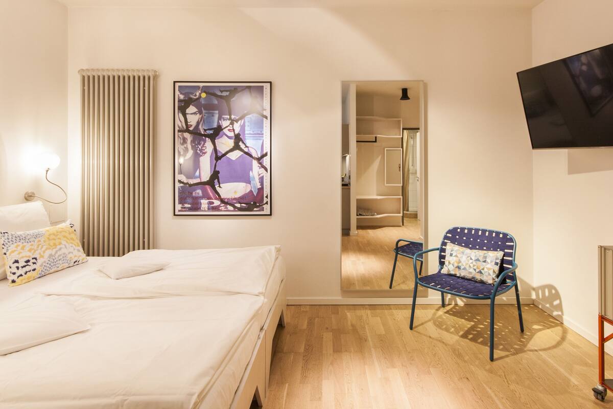 Hypo-allergenic bedding, in-room safe, desk, blackout drapes