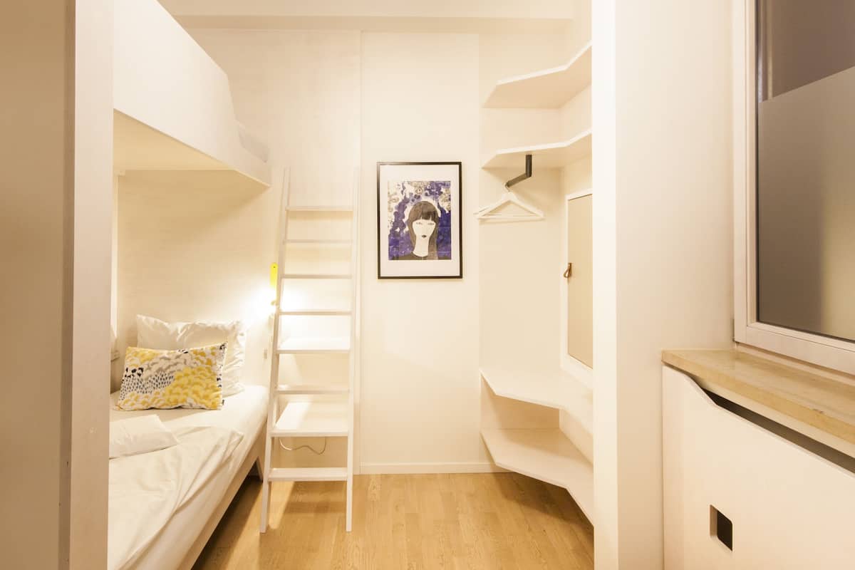 Hypo-allergenic bedding, in-room safe, desk, blackout drapes