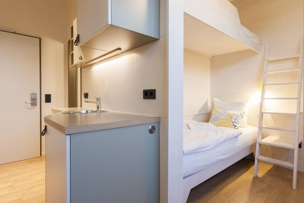 Hypo-allergenic bedding, in-room safe, desk, blackout drapes