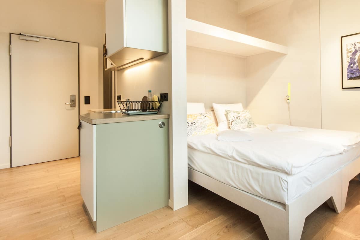 Hypo-allergenic bedding, in-room safe, desk, blackout drapes