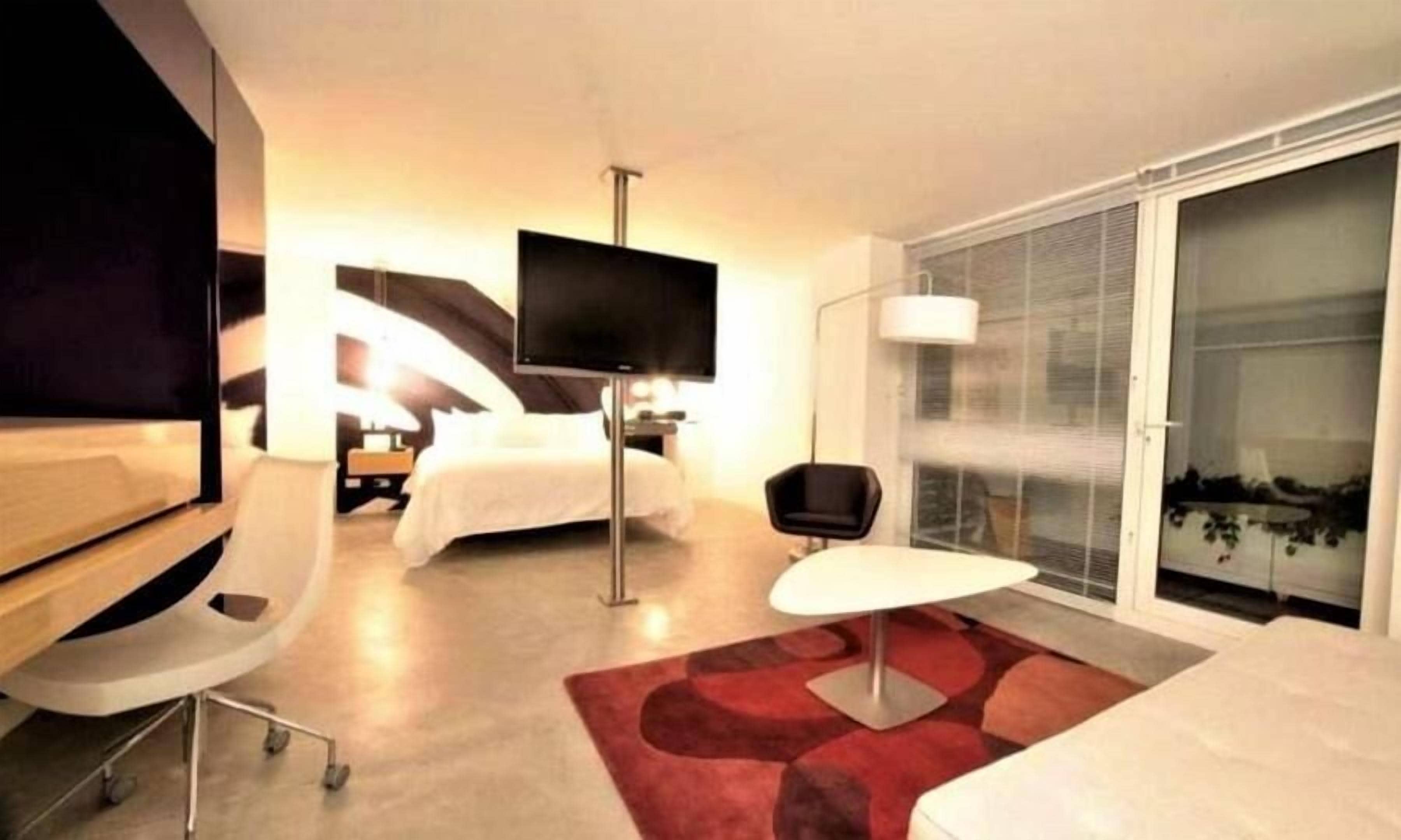 Hypo-allergenic bedding, minibar, in-room safe, individually decorated