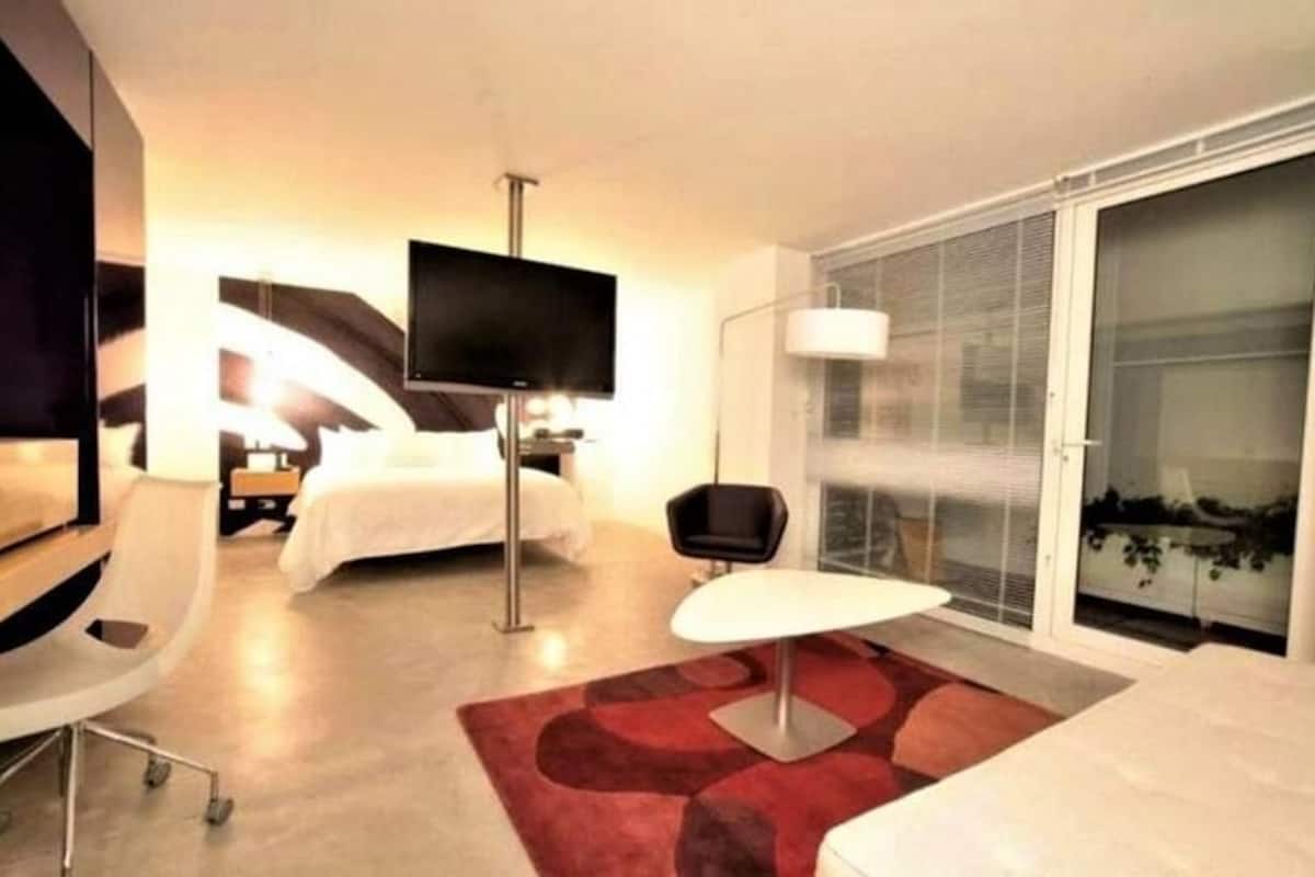 Hypo-allergenic bedding, minibar, in-room safe, individually decorated