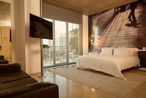 Premium Suite | Hypo-allergenic bedding, minibar, in-room safe, individually decorated