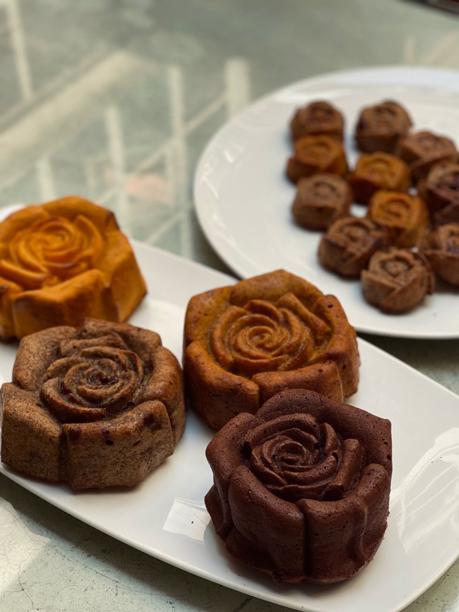 Un plato de pasteles con forma de rosa sobre una mesa.