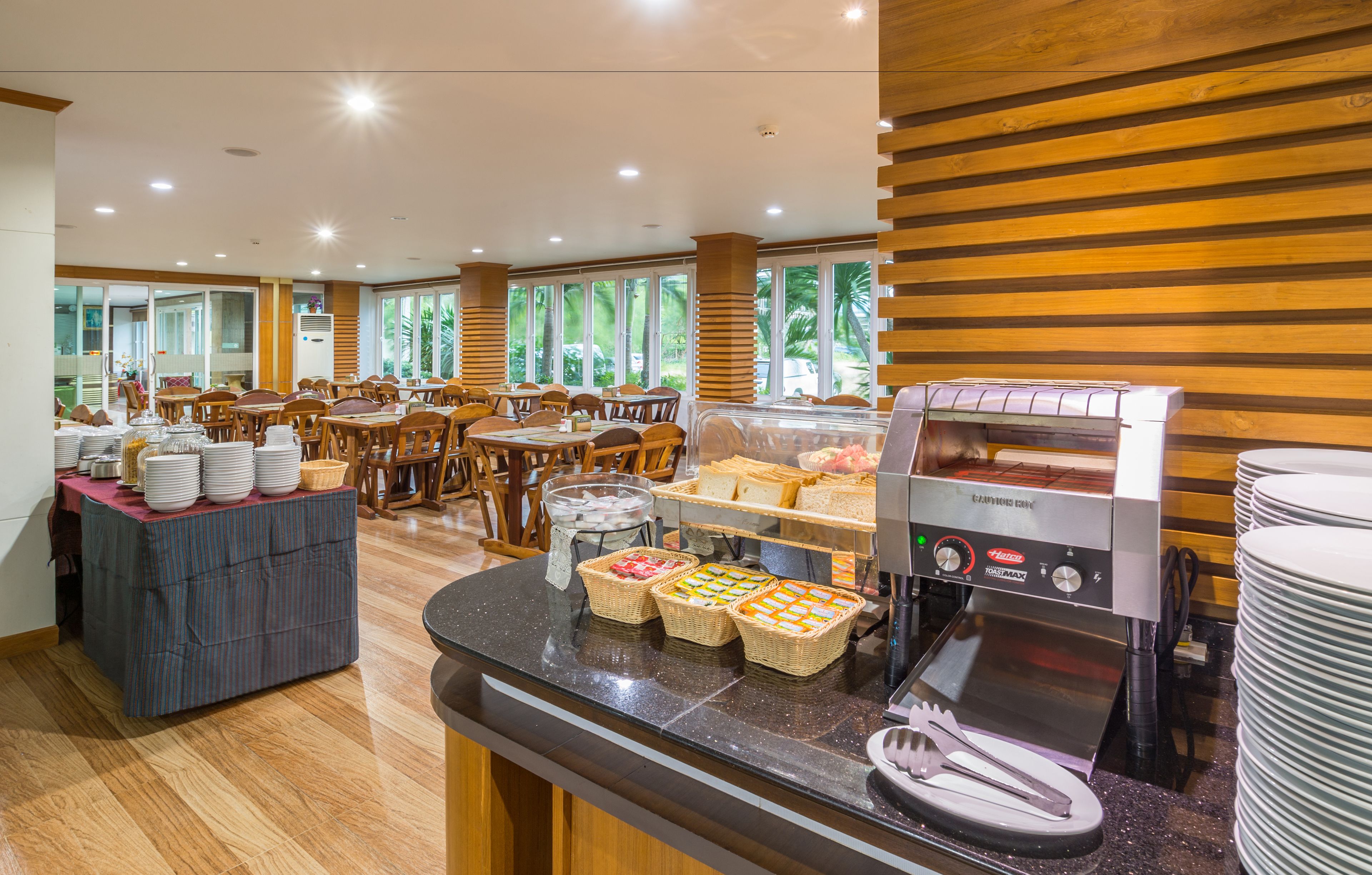 daily cooked-to-order breakfast (thb 300 per person)