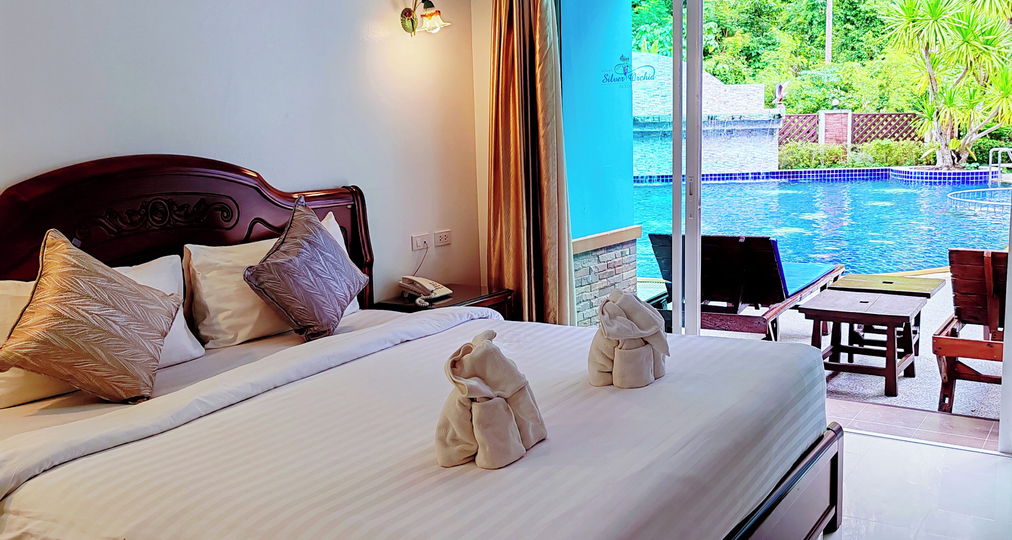 deluxe pool access  | 1 bedroom, premium bedding, minibar, in-room safe
