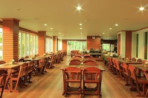 Breakfast, lunch, dinner served; Thai cuisine