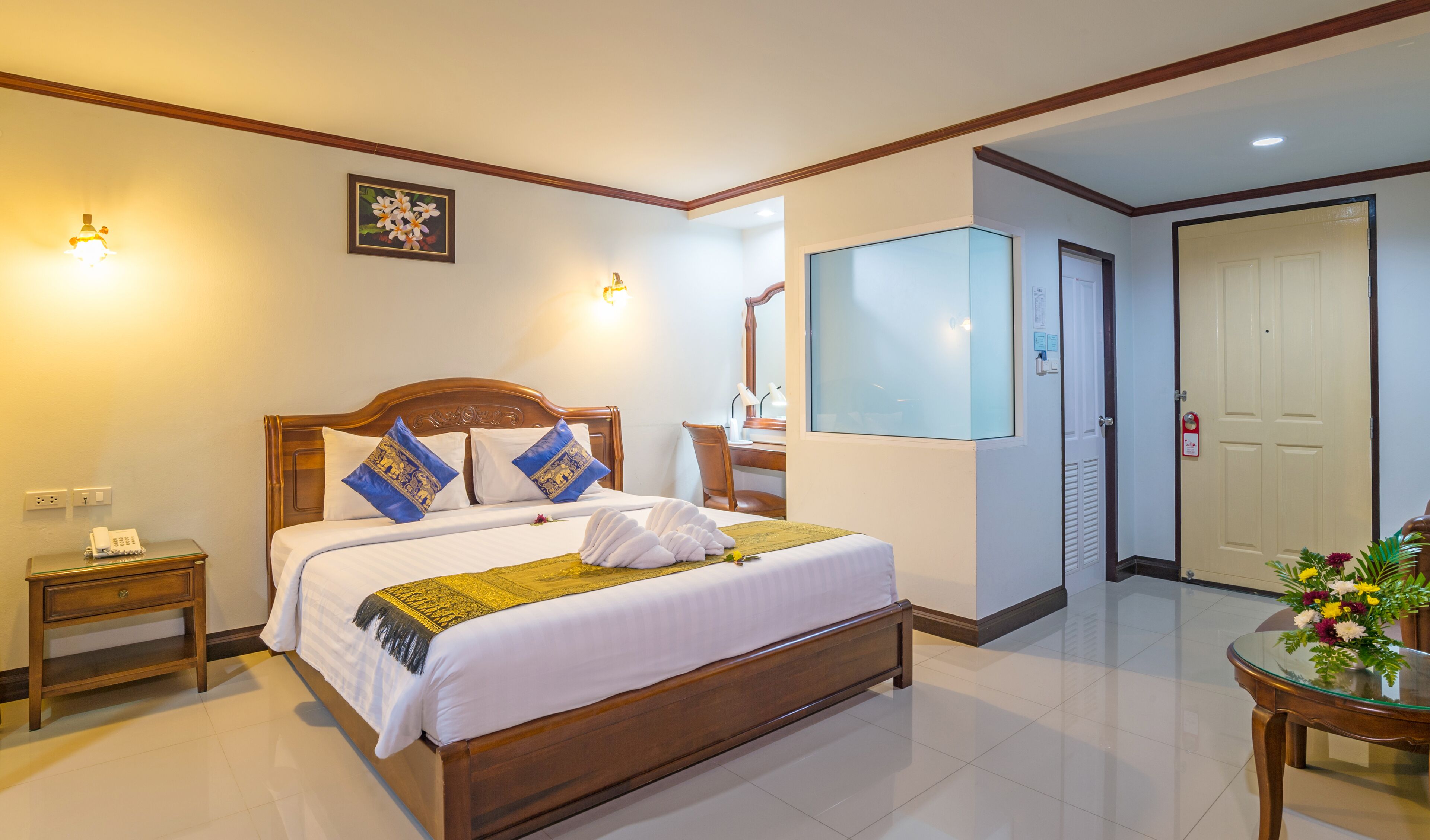 deluxe pool access  | 1 bedroom, premium bedding, minibar, in-room safe