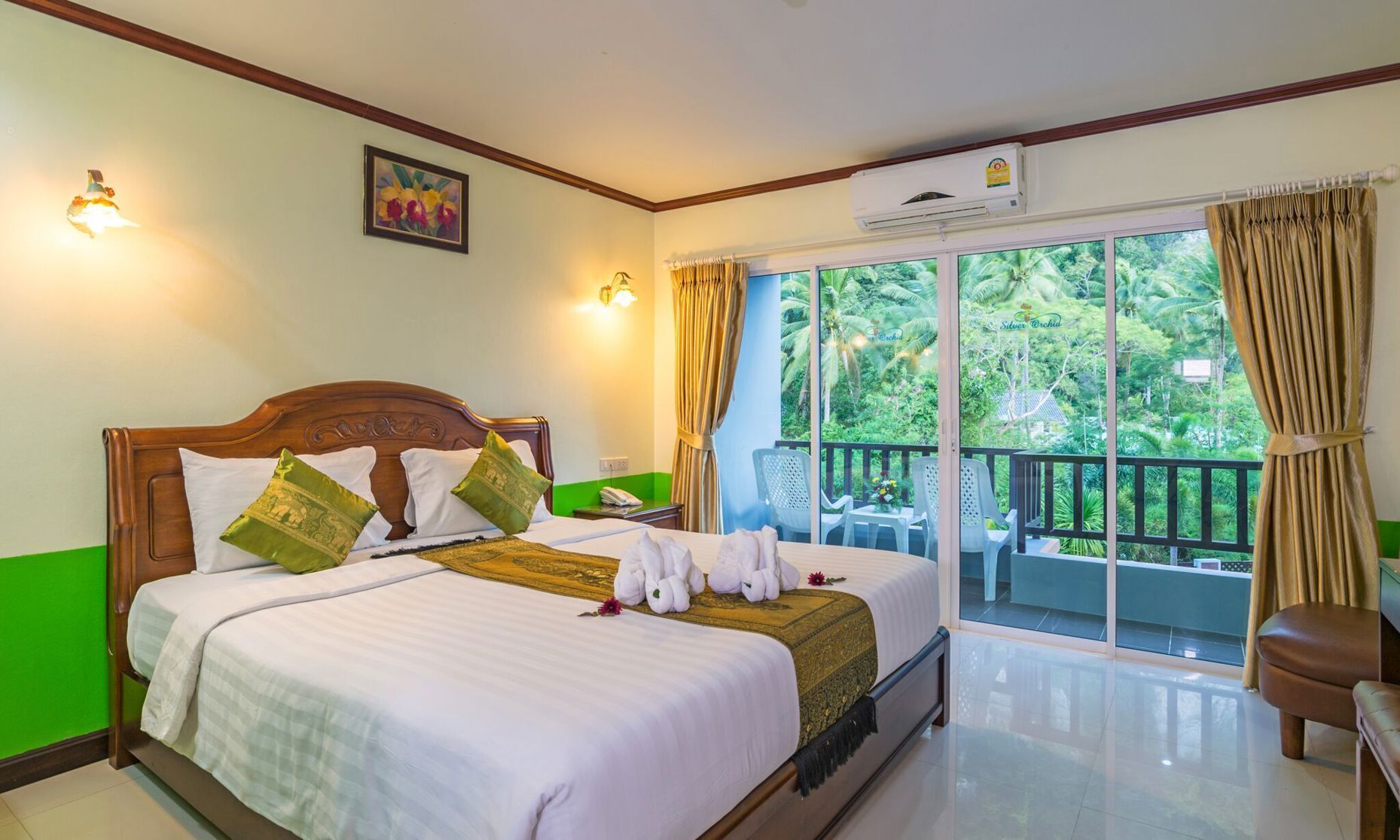 Luxe beddengoed, een minibar, een kluis op de kamer, een bureau