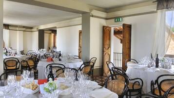 Frühstück, Mittagessen, Abendessen, lokale Küche, Blick auf den Garten