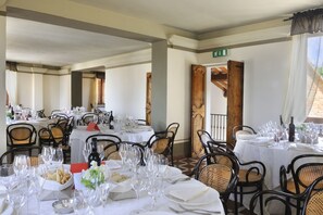 Breakfast, lunch, dinner served; local cuisine, garden views - Albergo Diffuso Borgo Montemaggiore (Colli al Metauro)