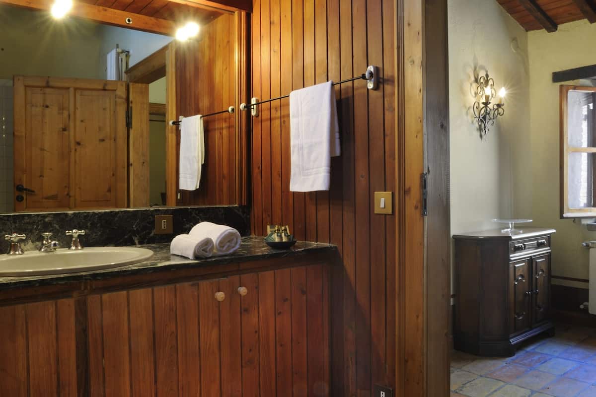 apartment, 2 bedrooms | bathroom | shower, free toiletries, hair dryer, bidet