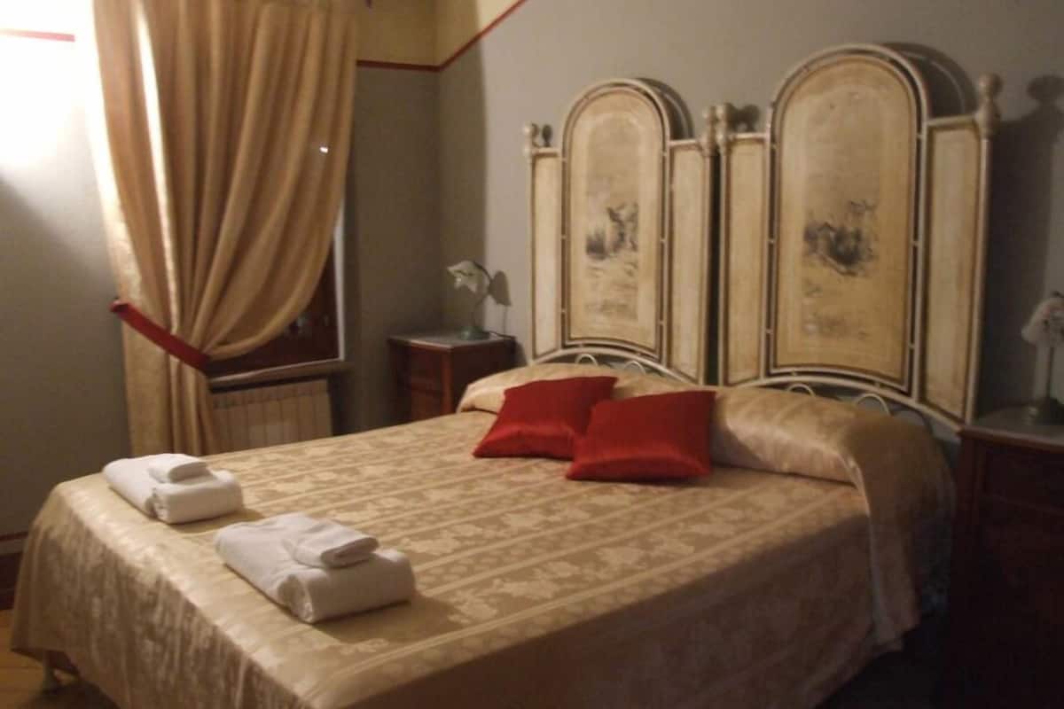Habitación cuádruple superior | Insonorización, wifi gratis y ropa de cama