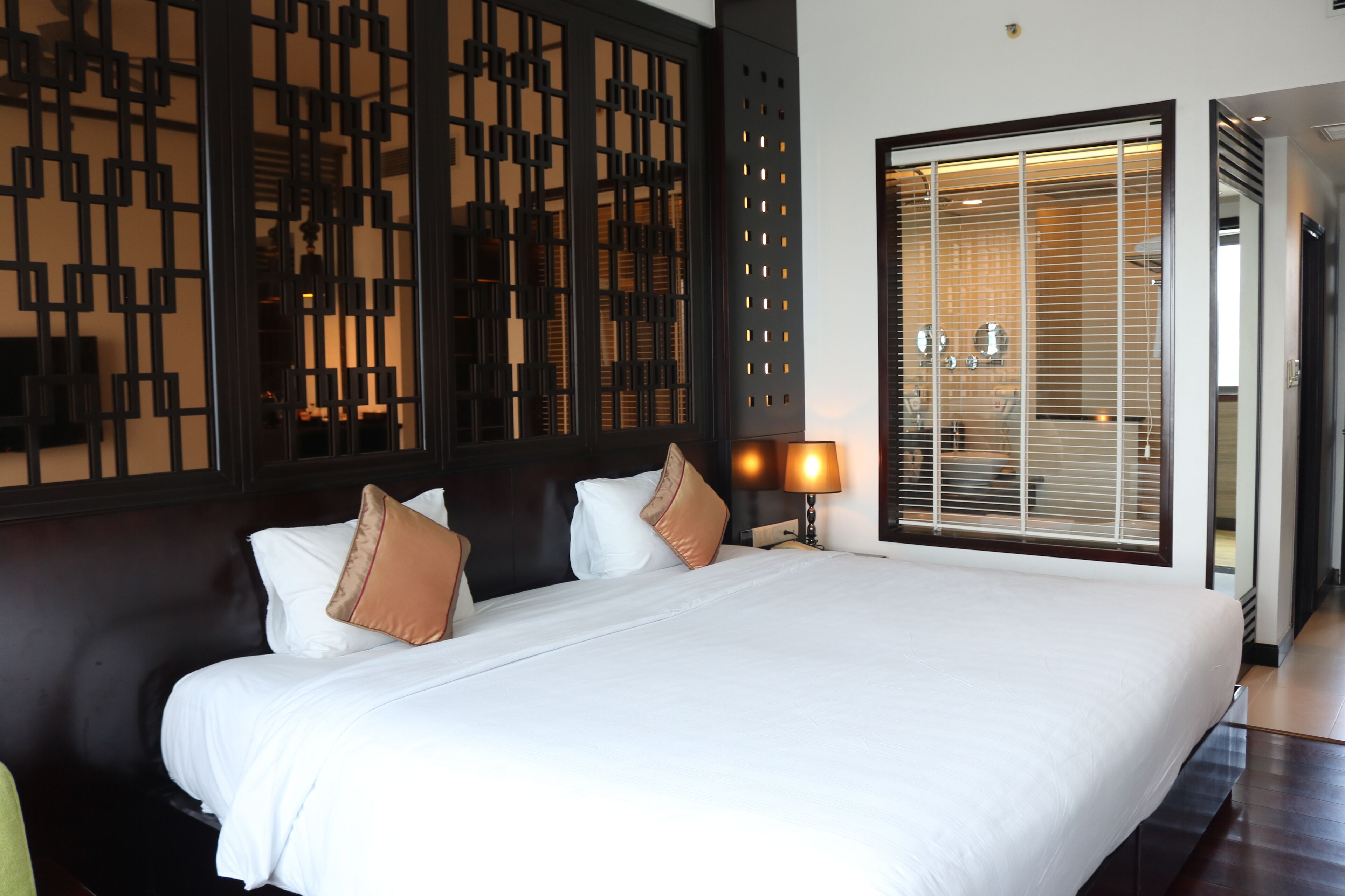 deluxe room | 1 bedroom, minibar, in-room safe, desk