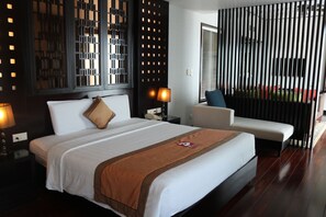 套房 | 迷你吧、客房内保险箱、办公桌、遮光窗帘