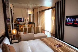 Suite | Een minibar, een kluis op de kamer, een bureau, verduisterende gordijnen