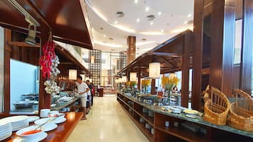 2 restaurantes, se sirven desayunos, comidas, cenas y cocina vietnamita