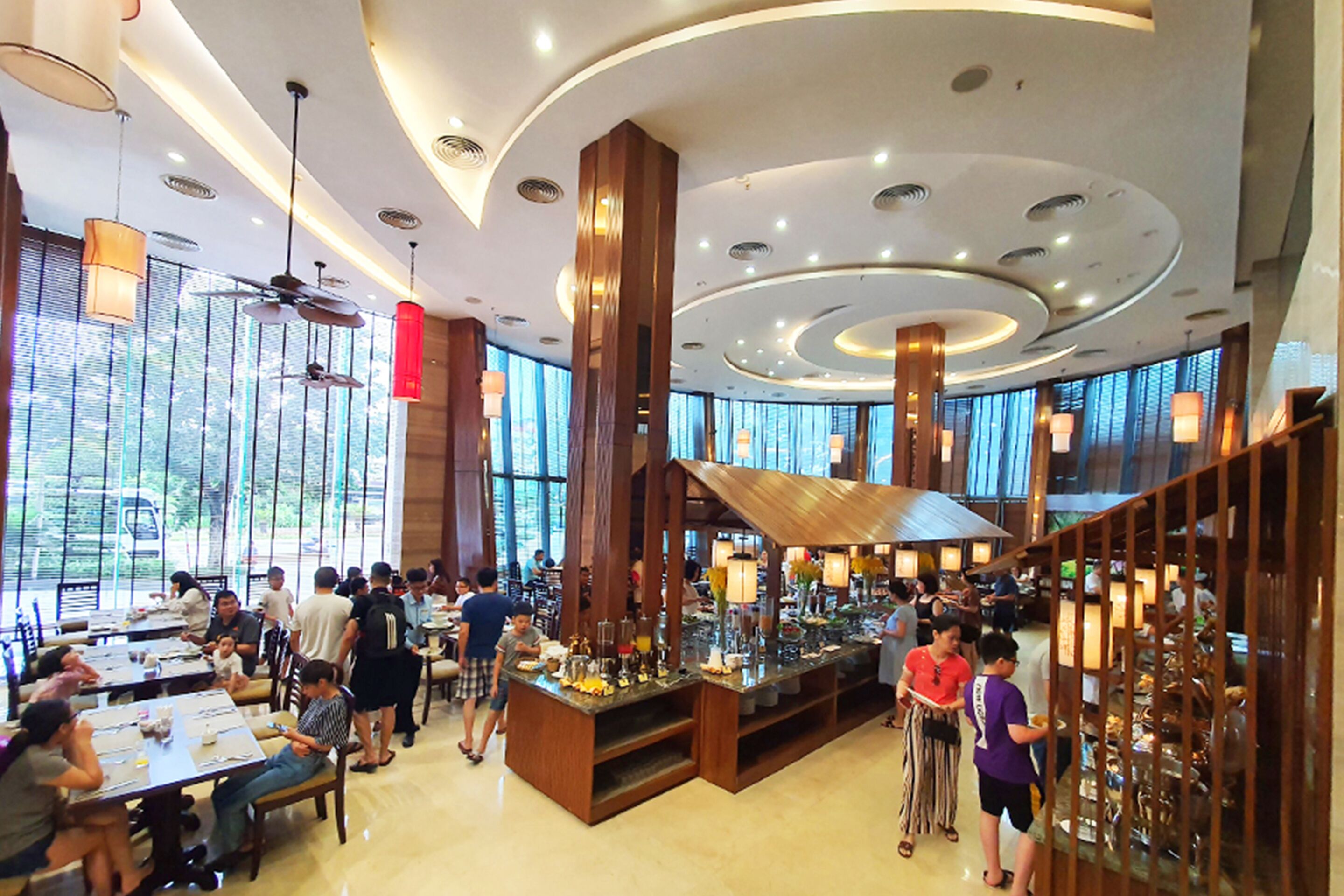 2 restaurants, breakfast, lunch, dinner served; vietnamese cuisine