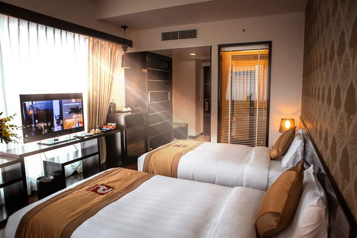 premium room | 1 bedroom, minibar, in-room safe, desk