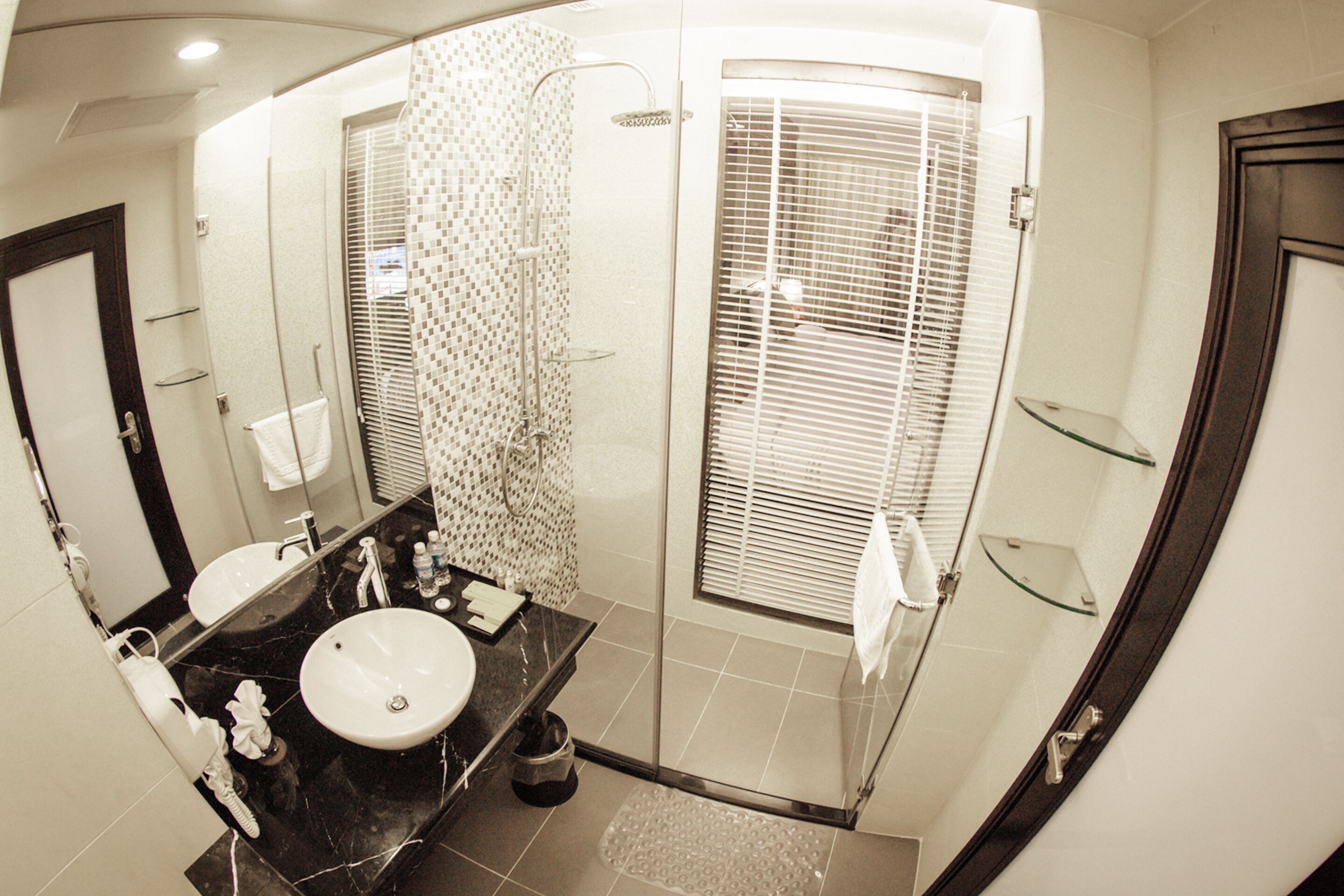 deluxe room | bathroom | combined shower/bathtub, designer toiletries, hair dryer, bathrobes