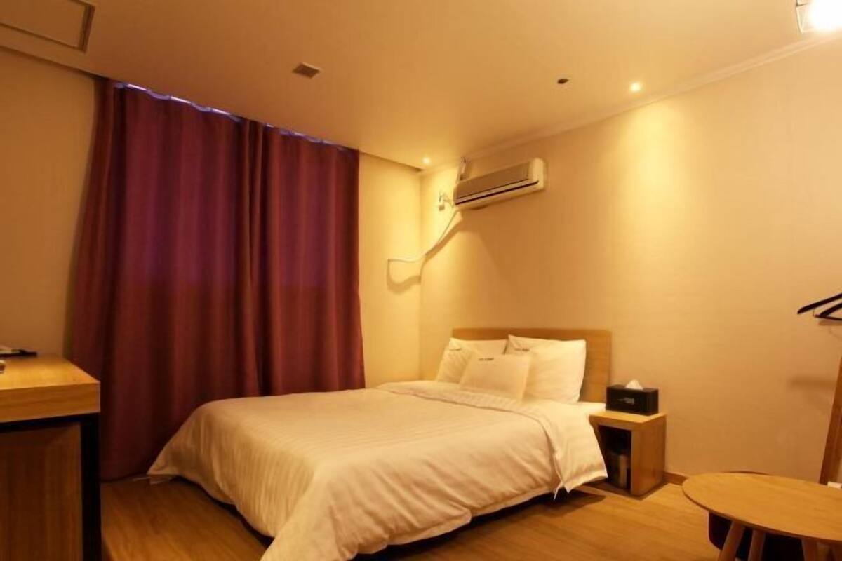 Desk, blackout drapes, iron/ironing board, free WiFi