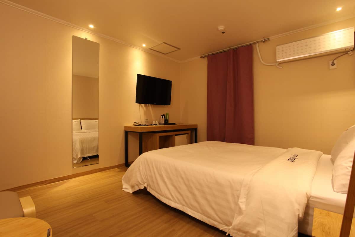 Habitación doble estándar | Escritorio, cortinas blackout y tabla de planchar con plancha
