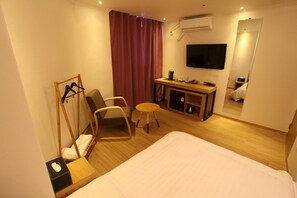 Desk, blackout drapes, iron/ironing board, free WiFi - Hotel violet (Goyang)