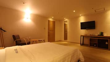 Standaard tweepersoonskamer | Een bureau, verduisterende gordijnen, een strijkplank/strijkijzer