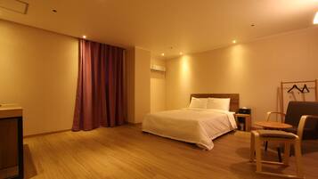 Escritorio, cortinas blackout y tabla de planchar con plancha