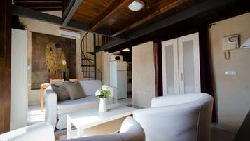 Appartement, 1 slaapkamer (Alvarez duplex with terrace) | Woonruimte | Plasmatelevisie