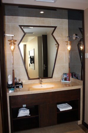Habitación estándar, 1 cama doble, no fumadores | Ropa de cama de alta calidad, minibar, escritorio