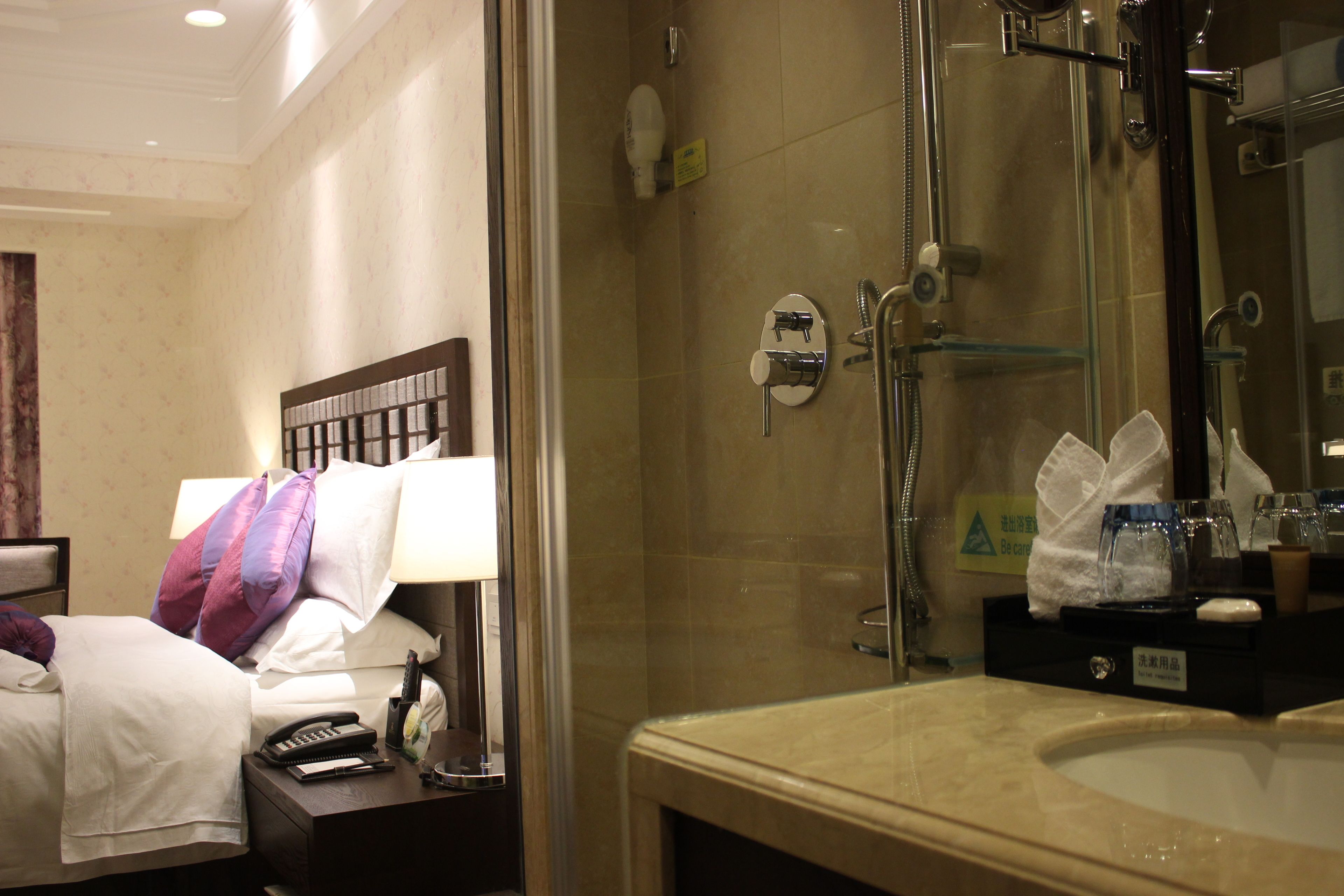 Phòng Tiêu chuẩn, 1 giường đôi, hút thuốc | Bộ đồ giường cao cấp, minibar, bàn, bàn ủi/dụng cụ ủi quần áo 