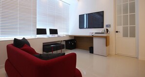 Habitació familiar | Sala d'estar | Televisor de pantalla plana i ordinador 