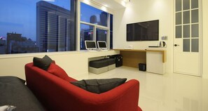 Habitació familiar | Sala d'estar | Televisor de pantalla plana i ordinador 