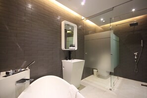 Standard Room | Bilik Mandi | Tab mandi dan pancuran berasingan, kelengkapan dandanan diri percuma 
