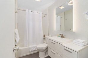 Shower, hair dryer, towels - Tahitian Inn Motel - Near Jungle Golf Ft. Myers (Fort Myers Beach)