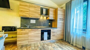 Estudio familiar (4 pax) | Zona de estar | Televisión de pantalla plana de 70 cm con canales digitales