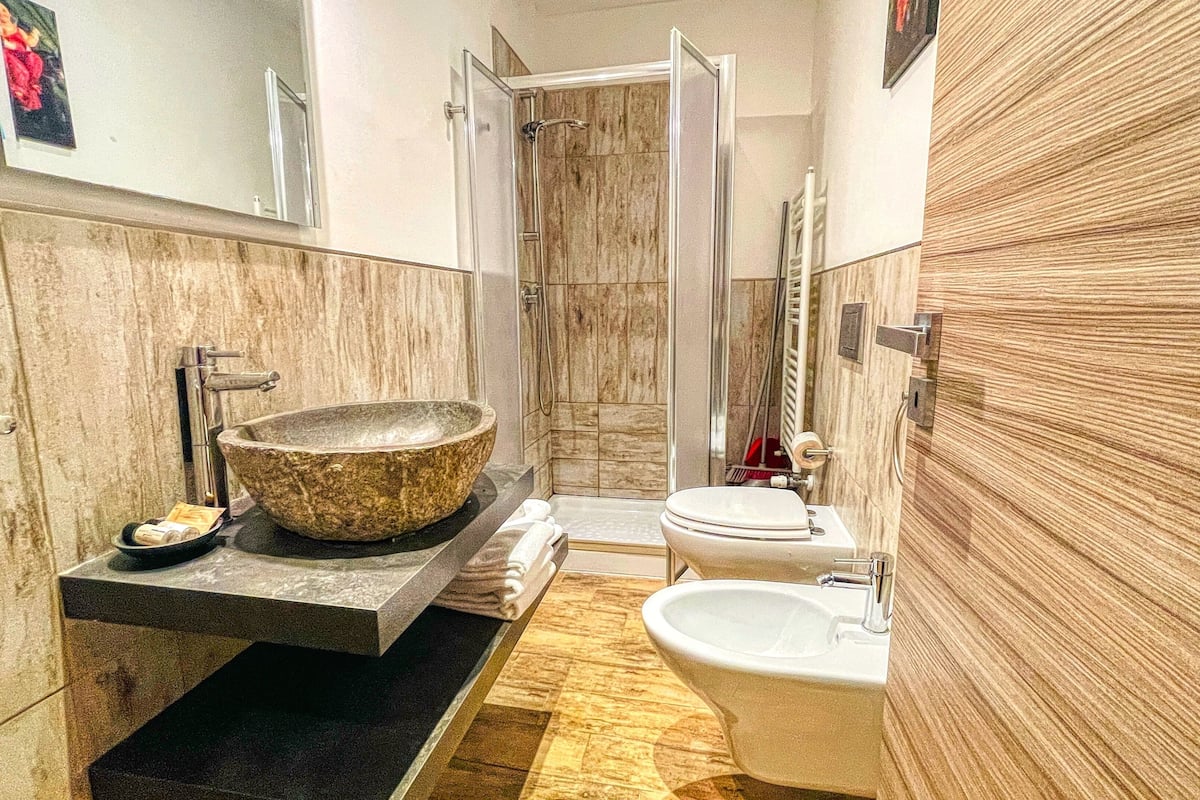 superior apartment, 1 bedroom, terrace (5 people) | bathroom | shower, hair dryer, bidet, towels