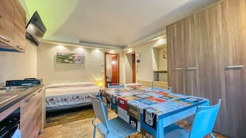 Monolocale (3 pax) | Area soggiorno | TV a schermo piatto 70 cm con canali digitali, TV