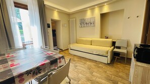 Leilighet – classic, 1 soverom (5 people) | Oppholdsområde | En 70-centimeters Flatskjerm-TV med digitale kanaler samt TV