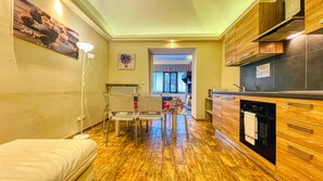 Familie appartement, 1 slaapkamer, op benedenverdieping (5 people) | Privékeuken | Een koelkast, een microgolfoven, een oven, een kookplaat