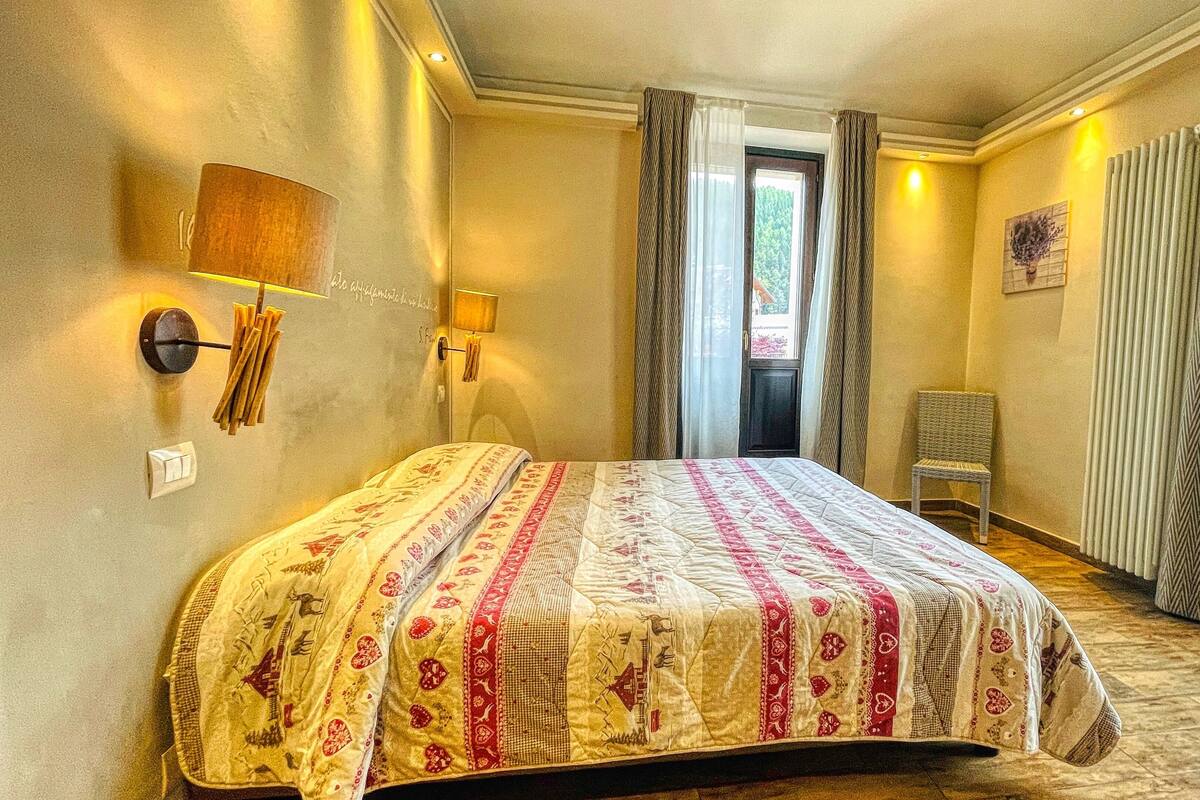 In-room safe, WiFi (free), bed sheets