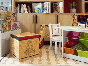 A child's playroom with a wooden chest, a toy train, and educational toys. - Aparthotel Adagio Access Dijon République (Dijon)