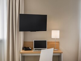 特色家居、办公桌、遮光窗帘、隔音